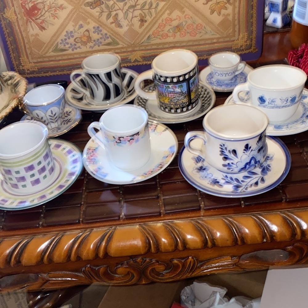 Set of 8 small teacups and saucers - Picture 8 of 11